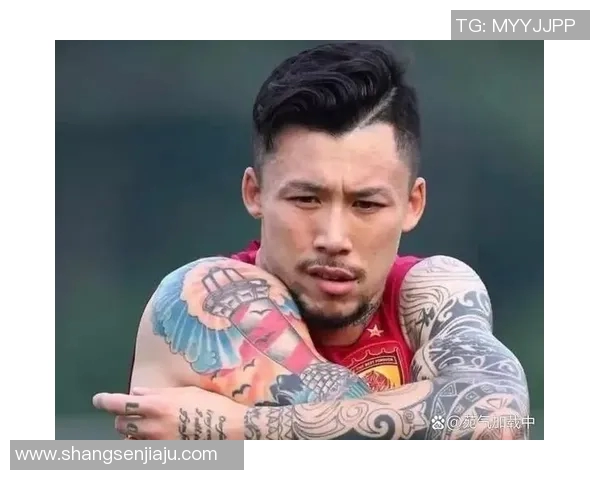 足球明星背部纹身老虎图案揭示个性与力量的完美结合 足球明星背部纹身老虎图案揭示个性与力量的完美结合